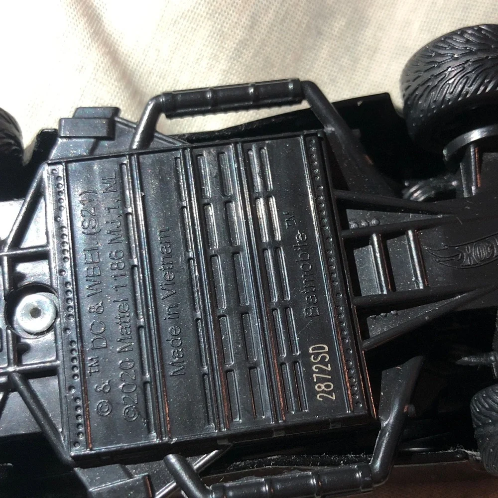 1:43 hot wheels premium Batmobile